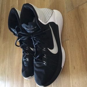 Women’s basketball shoes size 8